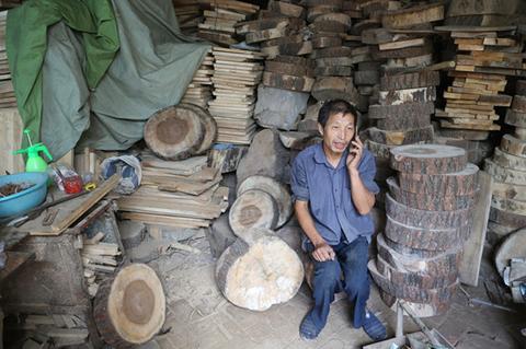 5、图为黄河滩区高台民居佟家村的村民运用互联网手段销售自己的砧板  吴思强摄_副本.jpg