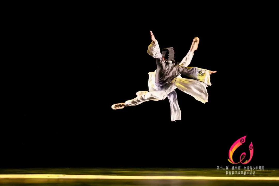 《醉墨兰亭》由舞蹈学院青年教师张宁独立编创,用书卷的铺展为贯穿