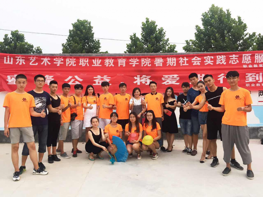 蜜蜂公益志愿服务&bull;将爱进行到底。      中国青年网通讯员 黄亚鲁摄   平安街道南路平安管理区总支副书记赵致河对大学生下乡非常欢迎，他期望大学生们为农村文化建设做出更多的贡献。