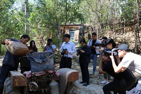 3、图为山艺黄河滩迁建创作组正在进行拍摄创作  仪首歌摄_副本.jpg