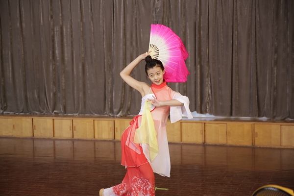 寒冷的教室里,考生穿着薄如蝉翼的服装,翩翩起舞。