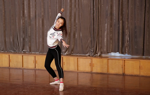 戚迪在伴奏出现问题的情况下,坚持完成了形体考试。