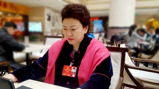 4全国人大代表刘晓静在会议休.jpg