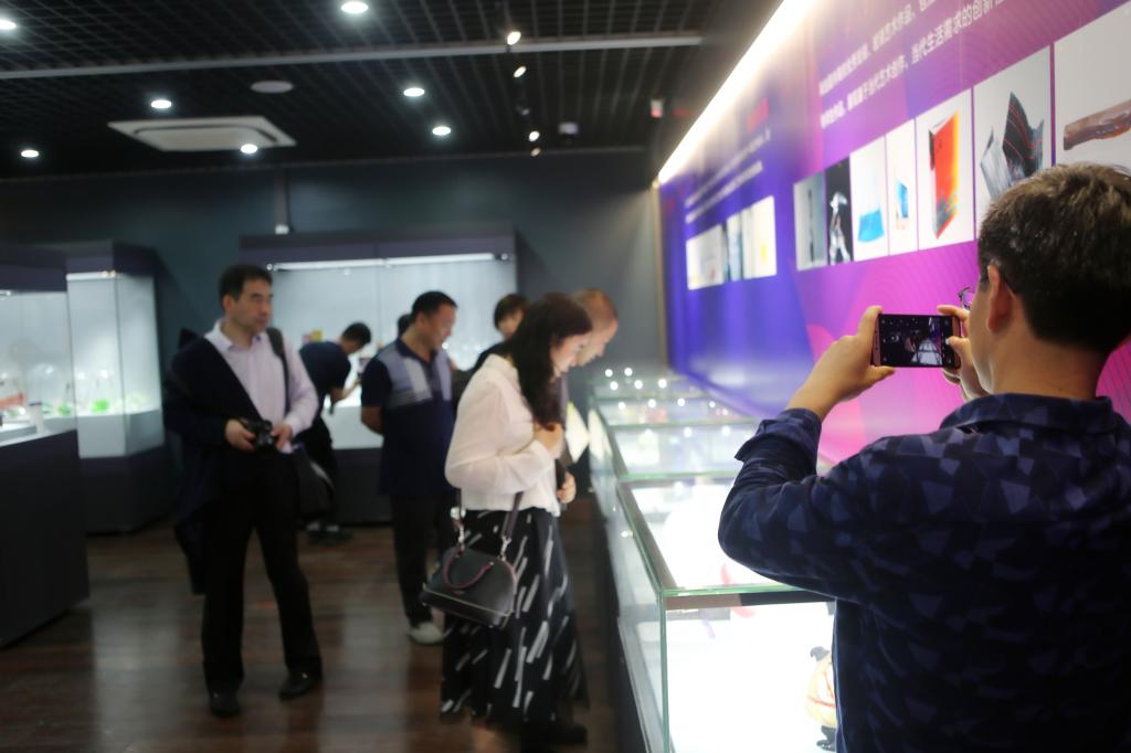 山东艺术学院国家艺术基金项目“当代博山琉璃艺术作品全国巡展”开幕式举行