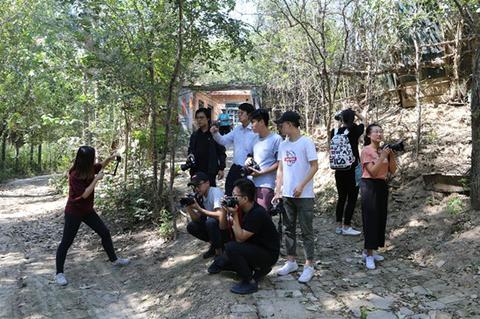 2、山东艺术学院客座教授、人文地理摄影专业研究生导师吴思强和山东艺术学院传媒学院摄影艺术工作室导师 张博晨指导创作组的同学在高台民居前进行现场创作_副本.jpg