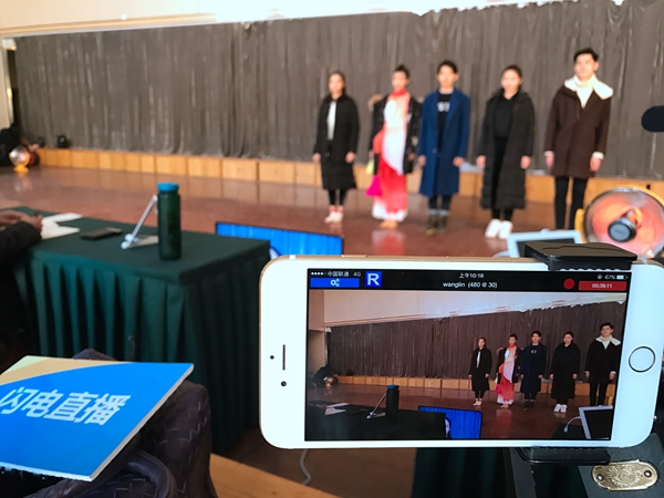 考生进入考场,形体考试进行中。