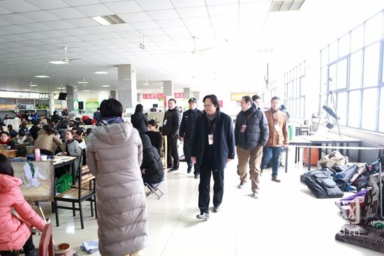 院长王力克一行视察考场