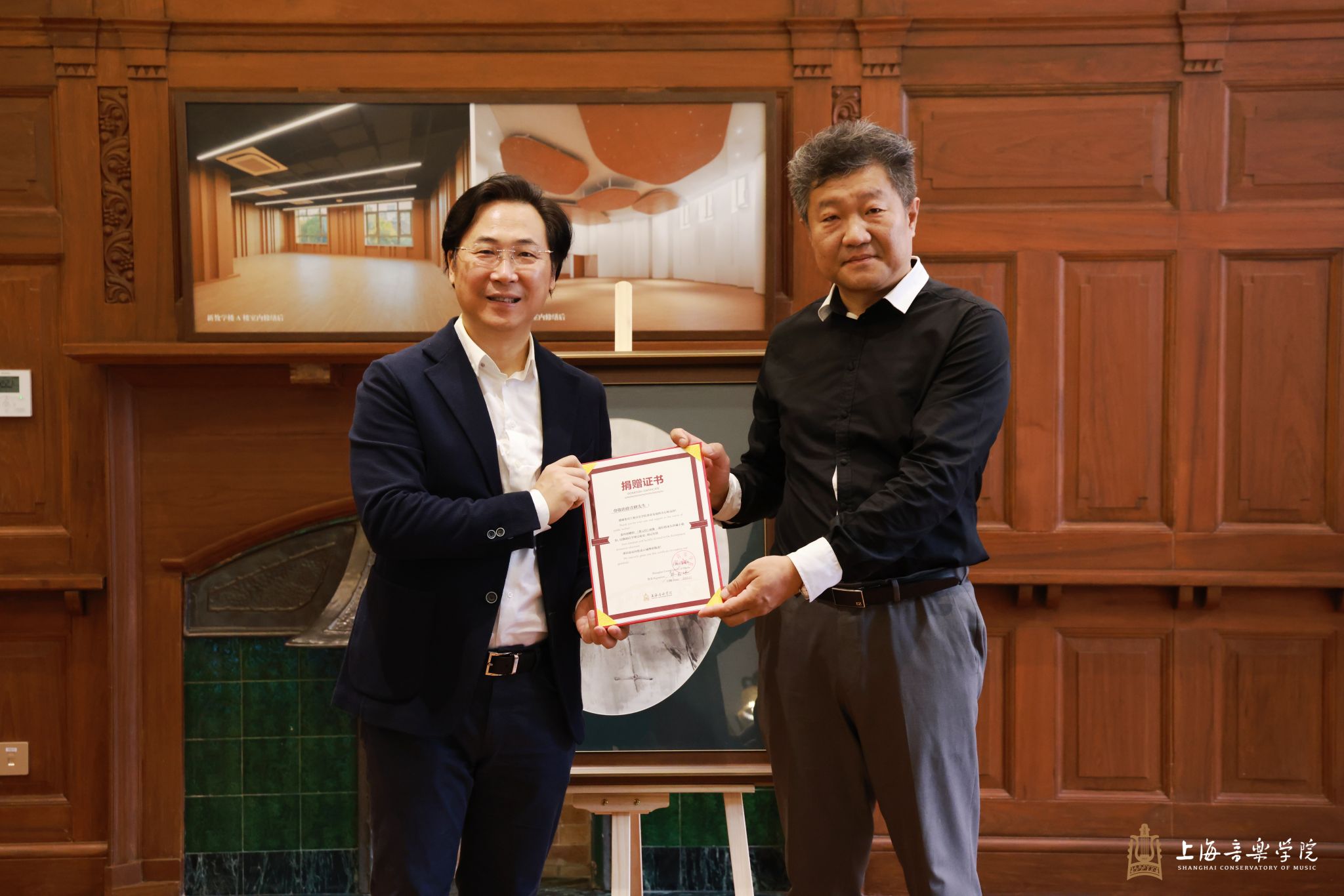 先生像》,上海音乐学院院长廖昌永接受捐赠并为徐青峰颁发了捐赠证书