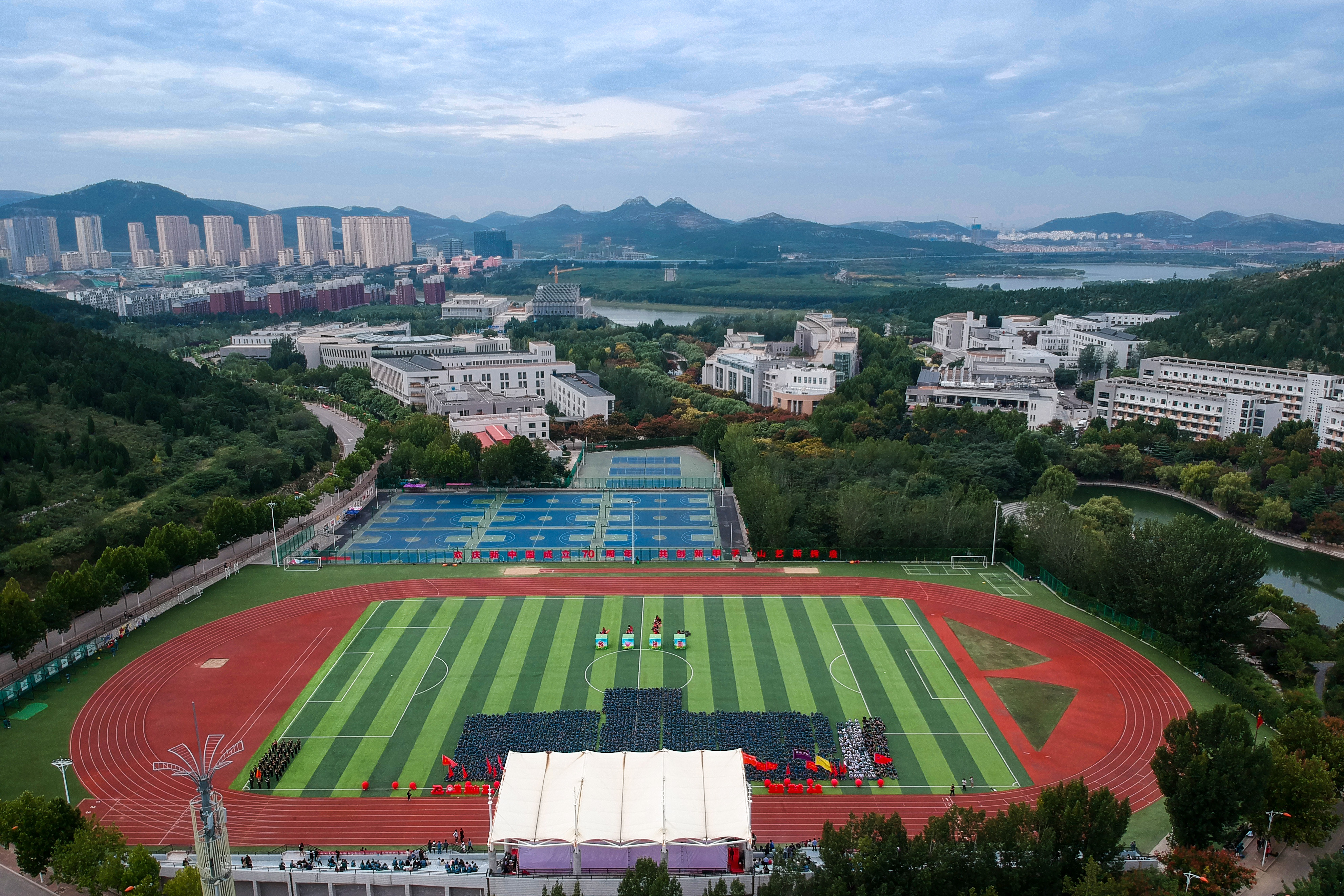 我校隆重举行2019级新生开学典礼暨军训汇报大会-山东艺术学院